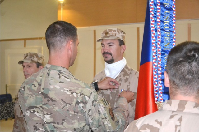 Předání medailí za účast v operaci NATO příslušníkům úkolového uskupení