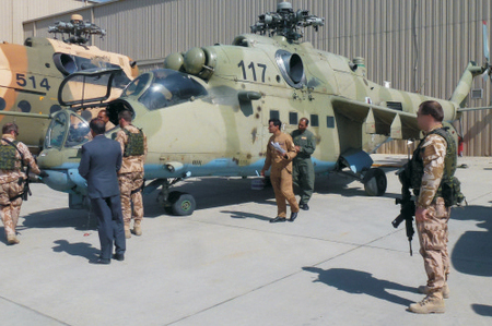Letečtí mentoři připravili nové afghánské piloty a palubní techniky