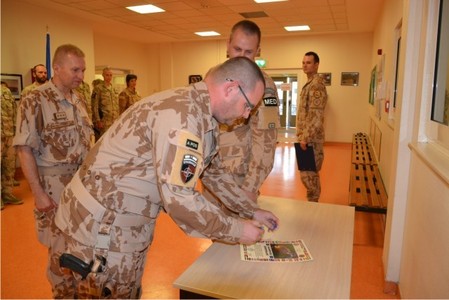 Velitel 18. polního chirurgického týmu podepisuje certifikát k předání operačního úkolu 