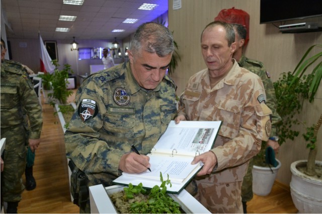 Velitel základny HKIA brigádní generál Murat Selcuk Col při zápisu do pamětní knihy českého úkolového uskupení