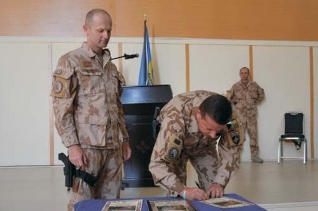 Osmnáctý letecký poradní tým předal operační úkol 