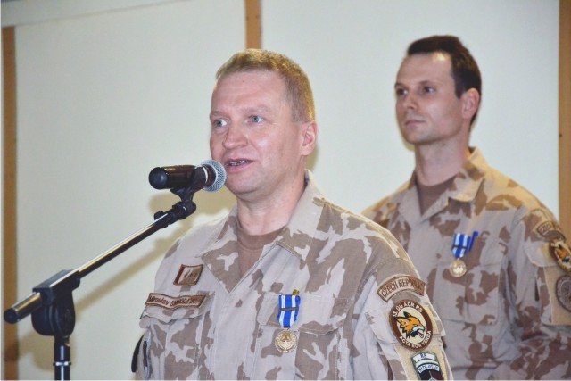 Velitel 13. úkolového uskupení plukovník Svoboda blahopřeje všem oceněným vojákům