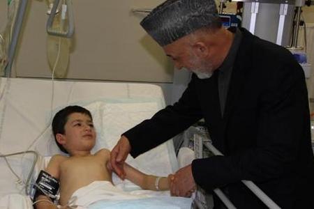 Afghánský prezident navštívil nemocnici na základně v Kábulu