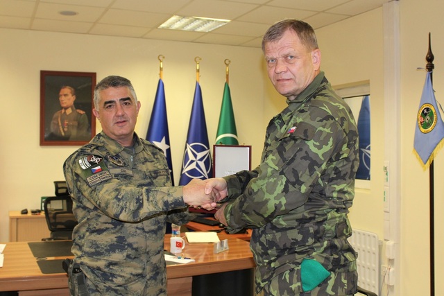 Brig. gen. Murat Selçuk Çol, velitel základny HKIA, pochválil práci českých vojáků