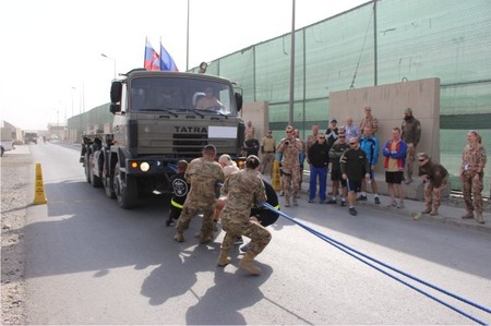 Americký tým absolvuje disciplínu táhnutí nákladního vozidla T-815 Multilift