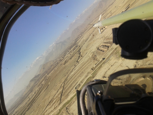 Bitevní vrtulník nad zimním Afghánistánem