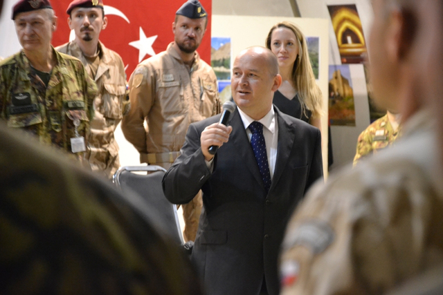 Český velvyslanec v Afghanistánu, pan Miroslav Kosek, přeje mnoho zdaru nadcházejícímu úkolovému uskupení