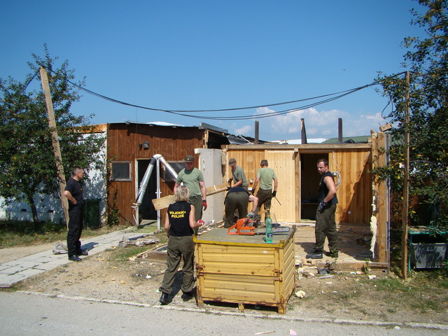 Zbytky klubovny, na kterých byla vystavěna kaple (25. 7.2011)