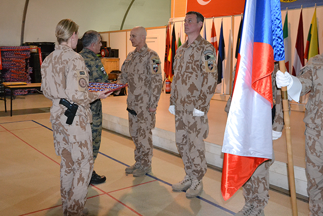 Velitel HKIA předává medaili NATO veliteli 14. ÚU