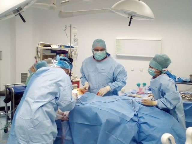 Praporčice B. asistuje při operaci