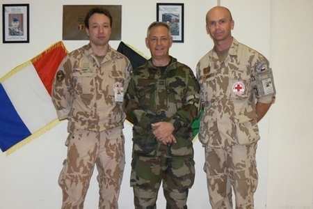 Třetí polní chirurgický tým v plné práci