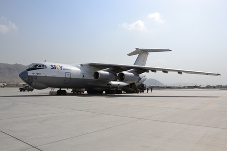 Discharging the aircraft