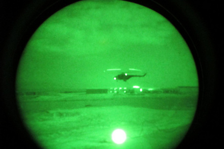 Brýle pro noční vidění usnadňují pilotům v Afghánistánu práci