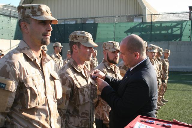 Jednotce 13.AAT předal medaile NATO velvyslanec České republiky v Afghanistánu pan Miroslav Kosek
