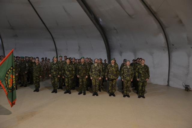 Jednotka 12.NSE se svým velitelem, podplukovníkem Kubou (vlevo, salutující v šedém baretu)