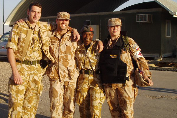 Karel O. se svými spolupracovníky z operačního sálu v britské polní nemocnici (Shaibah, Irák, 2004)