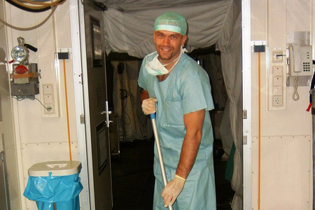 Personál operačních sálů je v polním zařízení odpovědný i za úklid. 
Karel O. jako člen kontingentu polní nemocnice AČR, Afghánistán, 2007
