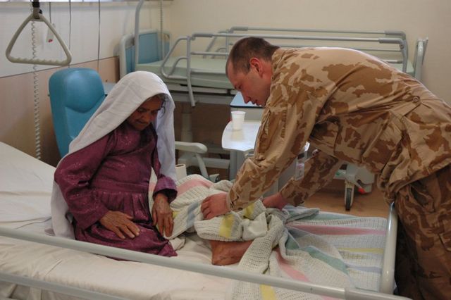 Lékař ošetřuje afghánskou ženu