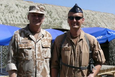 Mám veliké přání, a protože je poslední, musíte mi ho splnit. Vracejte se mi z misí v pořádku, i když už tady s vámi nebudu