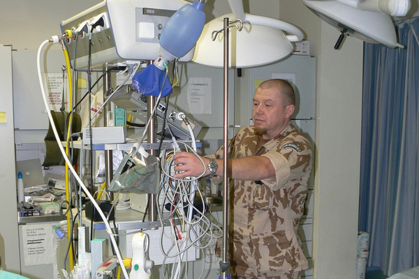 Petr F. před příjmem pacienta na oddělení akutního příjmu připravuje přístrojovou      
techniku (MTF ROLE 3 KAIA, 3. PCHT)
