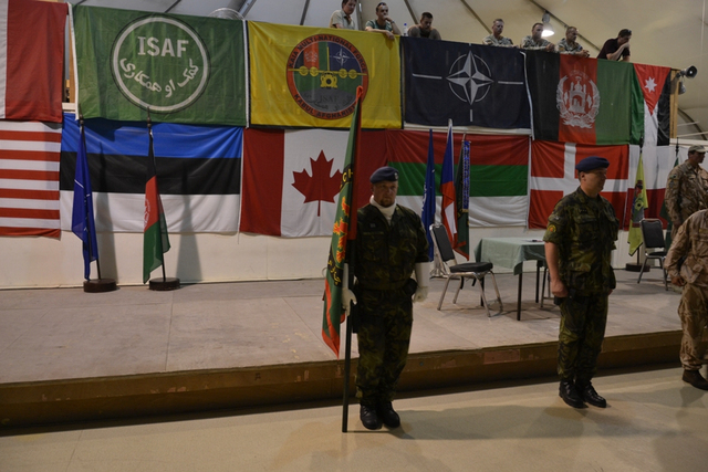 Prapor českého úkolového uskupení ISAF již v držení vrchního praporčíka 9.ÚU