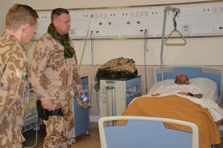 Při návštěvě lůžkového oddělení se genmjr. Žižka pozdravil s koaličními vojáky
