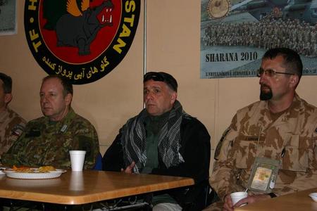 Velvyslanec České republiky v Afghánistánu na základně Šarana (1)