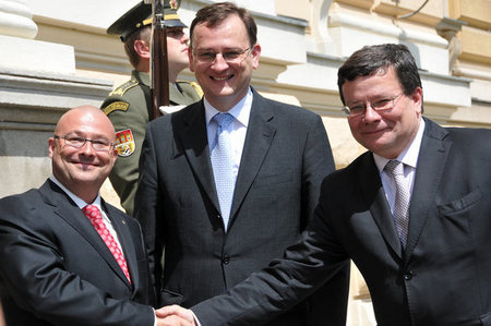 Outgoing Minister Bartak, Prime Minister Necas and new Minister Vondra in front of the defence ministry building