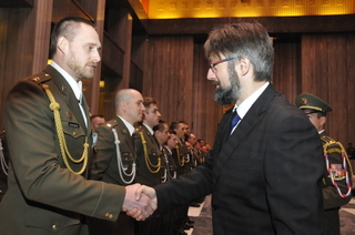 Deputy Minister Landovský commended soldiers for high professionalism and preparedness at the National Memorial