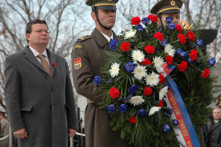 Defence Minister Alexandr Vondra to lay a wreath at the Prague - Vitkov Memorial