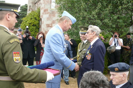 General Picek hands over award to Colonel Frantisek Kaplan