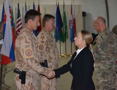 Zástupkyně velvyslance ČR v Afghánistánu gratuluje veliteli 21. AAT.