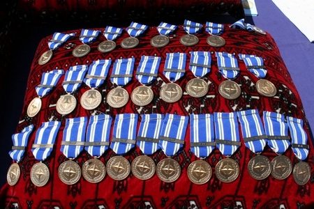 Vojáci 2. úkolového uskupení si připomněli konec války a převzali medaile NATO 