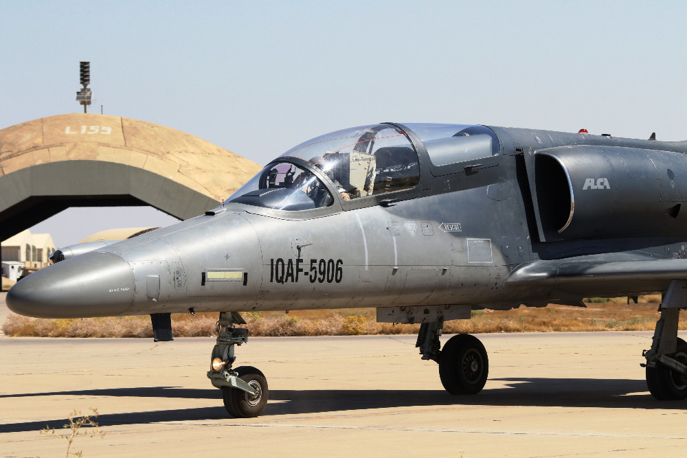  Letoun L-159 se vrací z letu