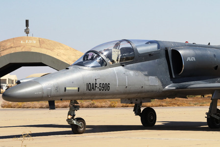  Letoun L-159 se vrací z letu