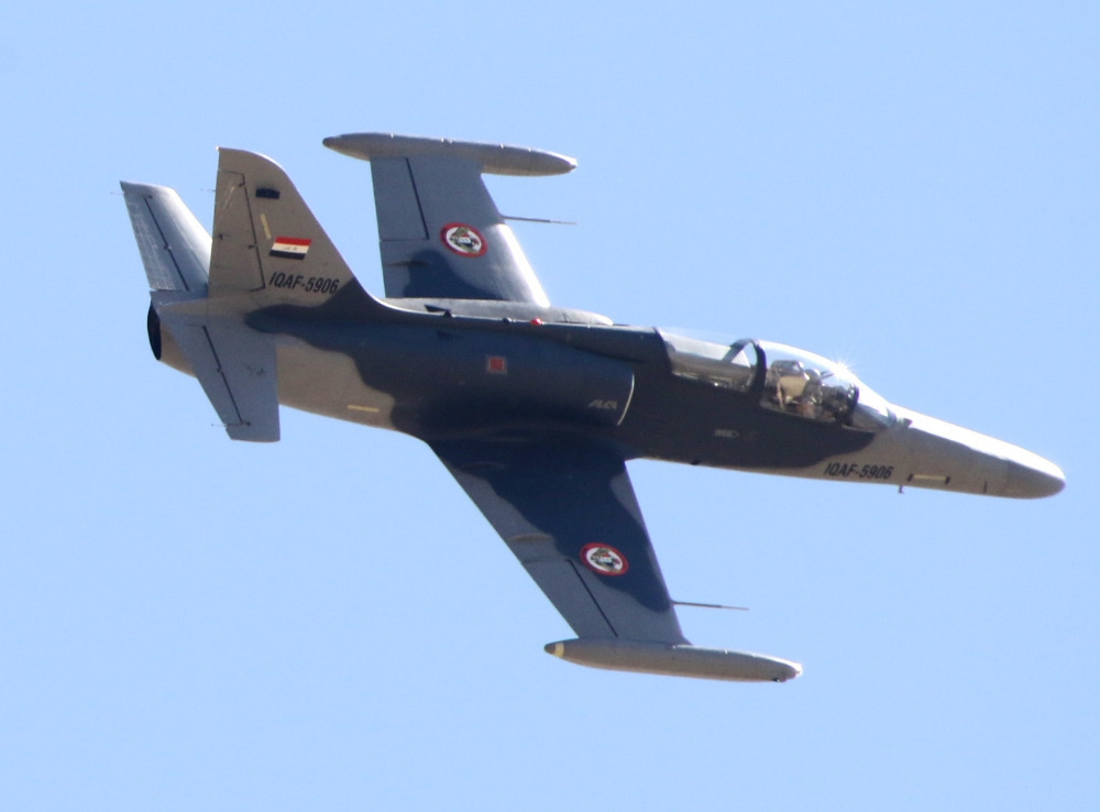  L-159 s iráckými výsostnými znaky ve vzduchu