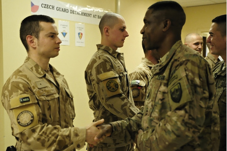 Osm Čechů bylo oceněno za ochranu základny Bagrám