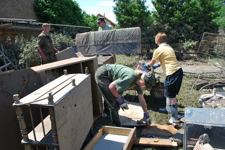 Czech soldiers help people after floods