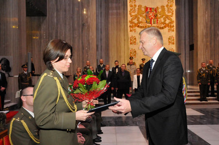 LTC Henrieta Rydlova receives the award