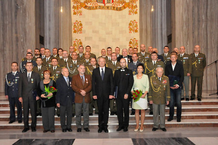 Family photo of the decorated with minister Picek