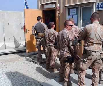 Před volební místností v afghánském Bagramu