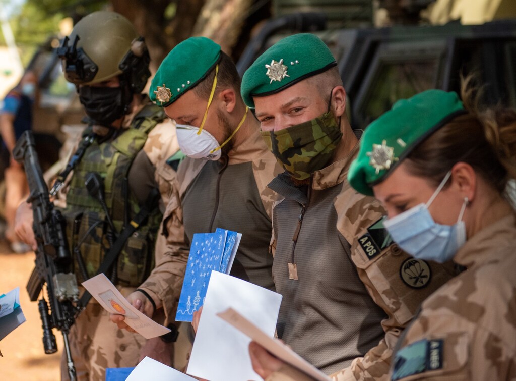 Vojákům a vojákyním sloužícím na základně Koulikoro udělala letos radost originální přání od dětí.