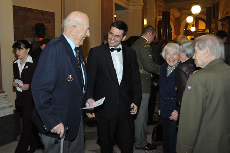Deputy Defence Minister Michael Hrbata at discussion with WW 2 veterans
