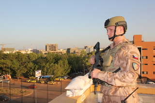  Jedním z hlavních úkolů českých vojáků v misi EUTM je ostraha velitelství mise EUTM v Bamako