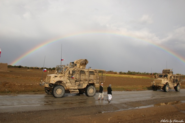 Obrněná vozidla typu MRAP na přesunu do místa vysazení pěších strážních čet