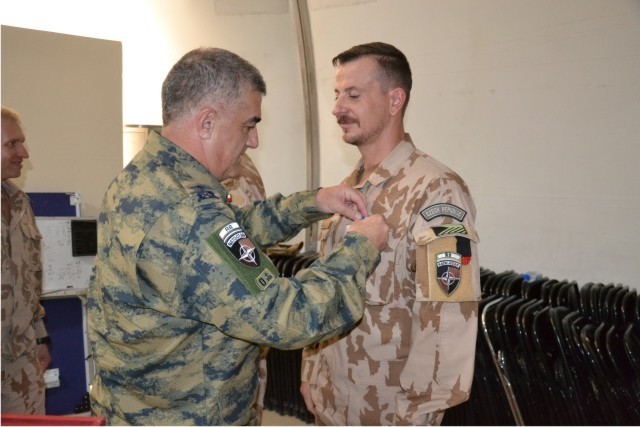 Předání medaile NATO veliteli 19. leteckého poradního týmu