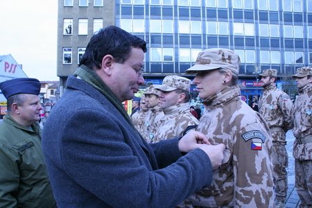 Ministr ocenil vojáky 3. vrtulníkové jednotky Úkolového uskupení AČR v misi ISAF