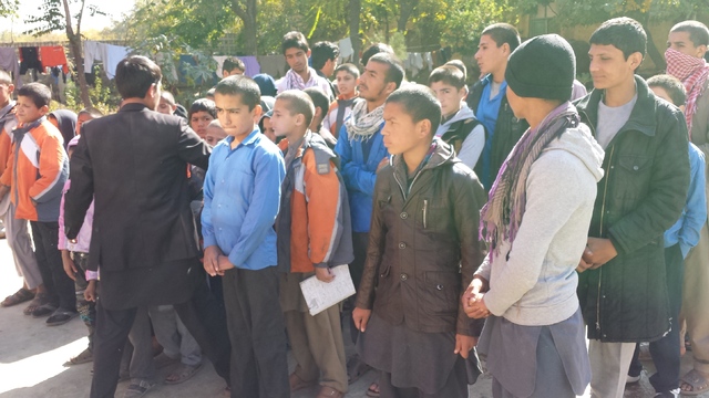 Afghánští sirotci při předávání materiálu humanitární pomoci 
