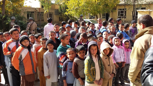 Afghánští sirotci při předávání materiálu humanitární pomoci