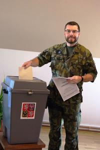 Vojáci, kteří chtěli volit na misi v zahraničí, si museli vyřídit voličský průkaz